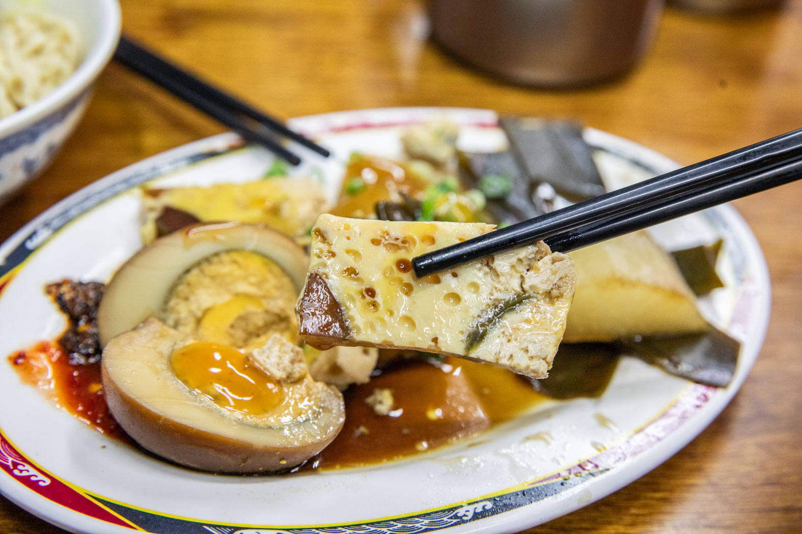 台南宵夜排隊人氣王!小杜意麵70年老字號美食,搭配滷味超滿足。