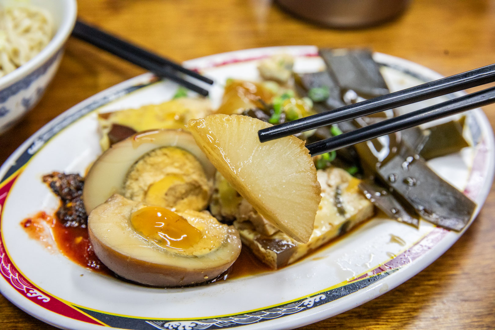 台南宵夜排隊人氣王!小杜意麵70年老字號美食,搭配滷味超滿足。