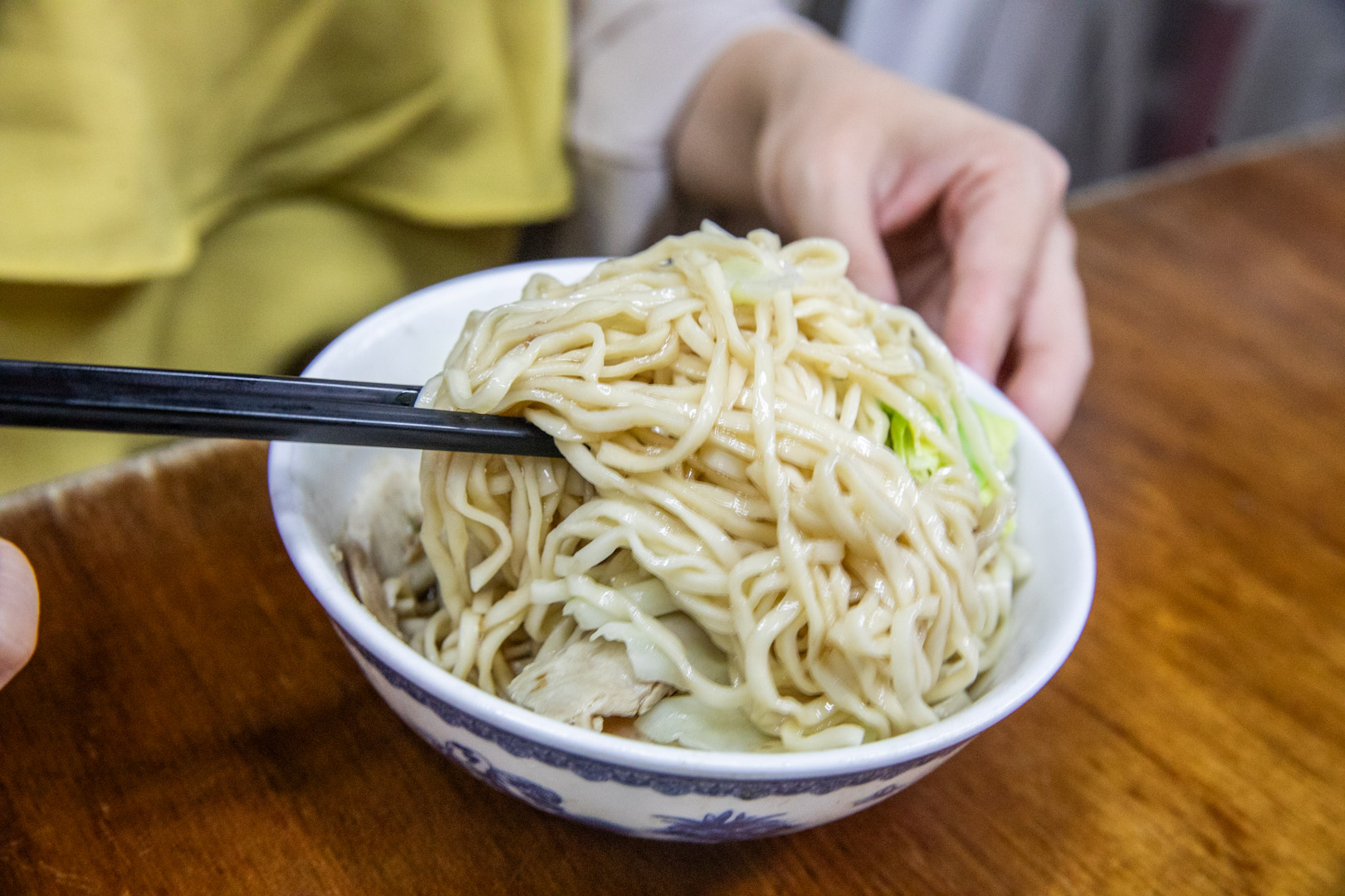 台南宵夜排隊人氣王!小杜意麵70年老字號美食,搭配滷味超滿足。