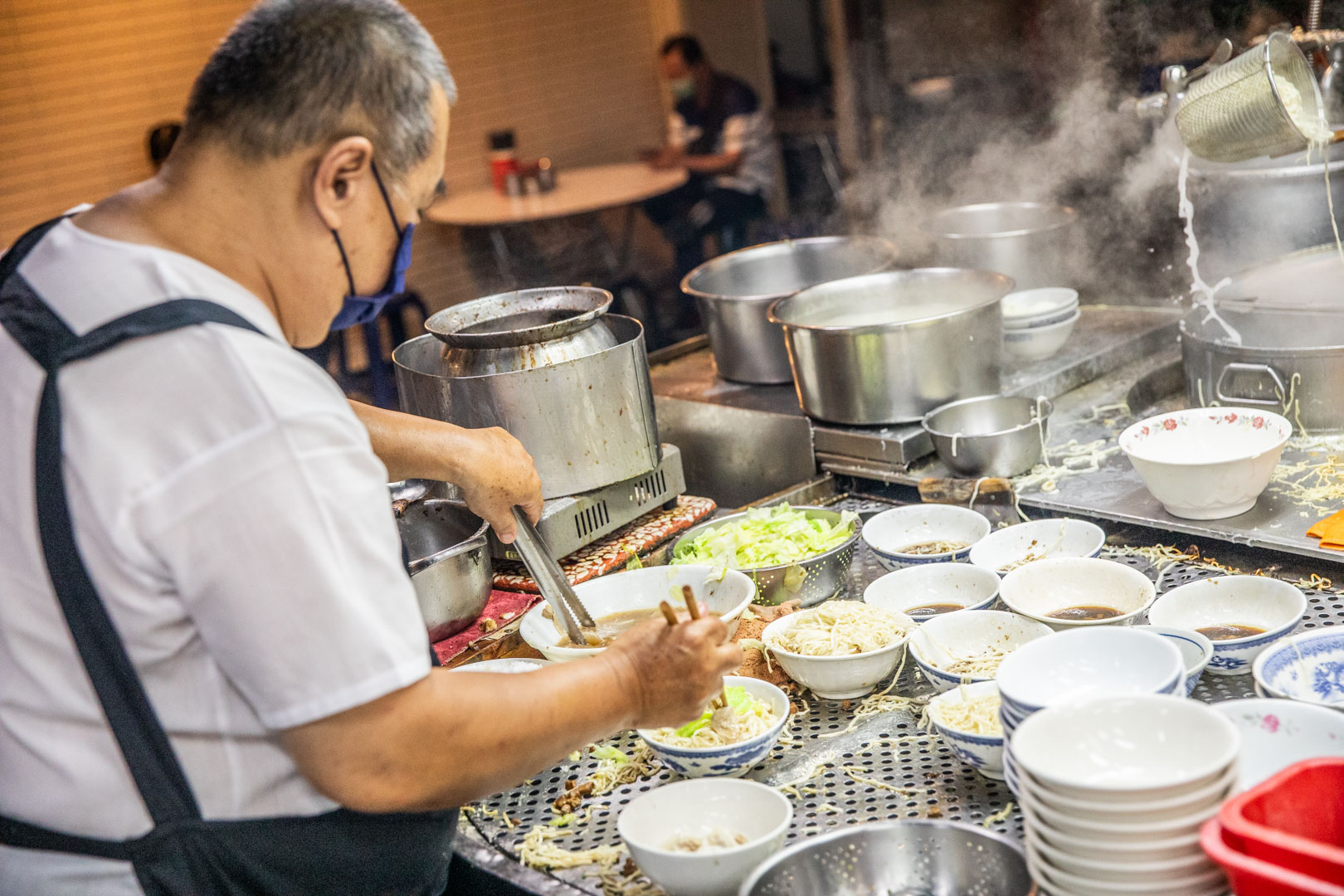 台南宵夜排隊人氣王!小杜意麵70年老字號美食,搭配滷味超滿足。