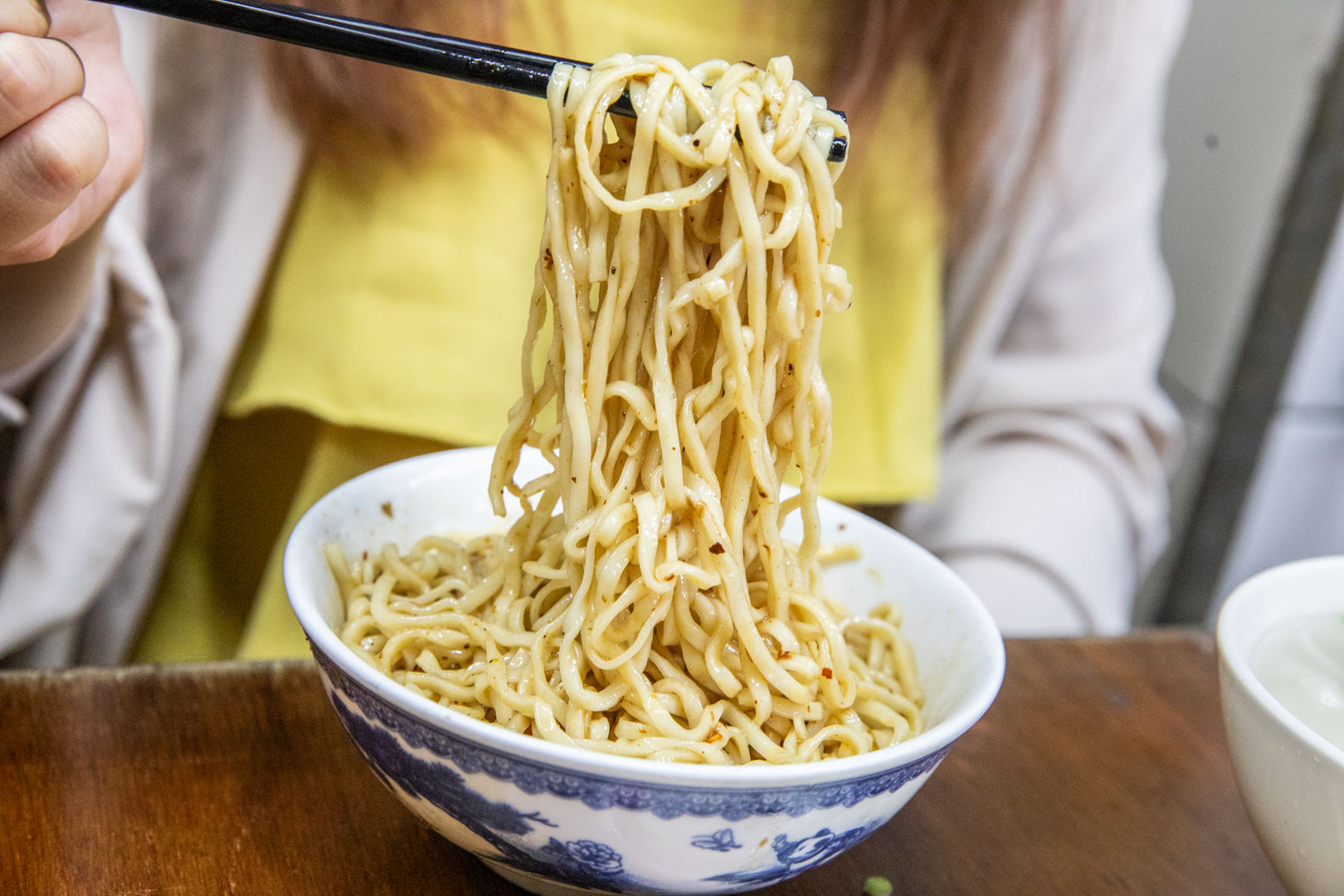 台南宵夜排隊人氣王!小杜意麵70年老字號美食,搭配滷味超滿足。