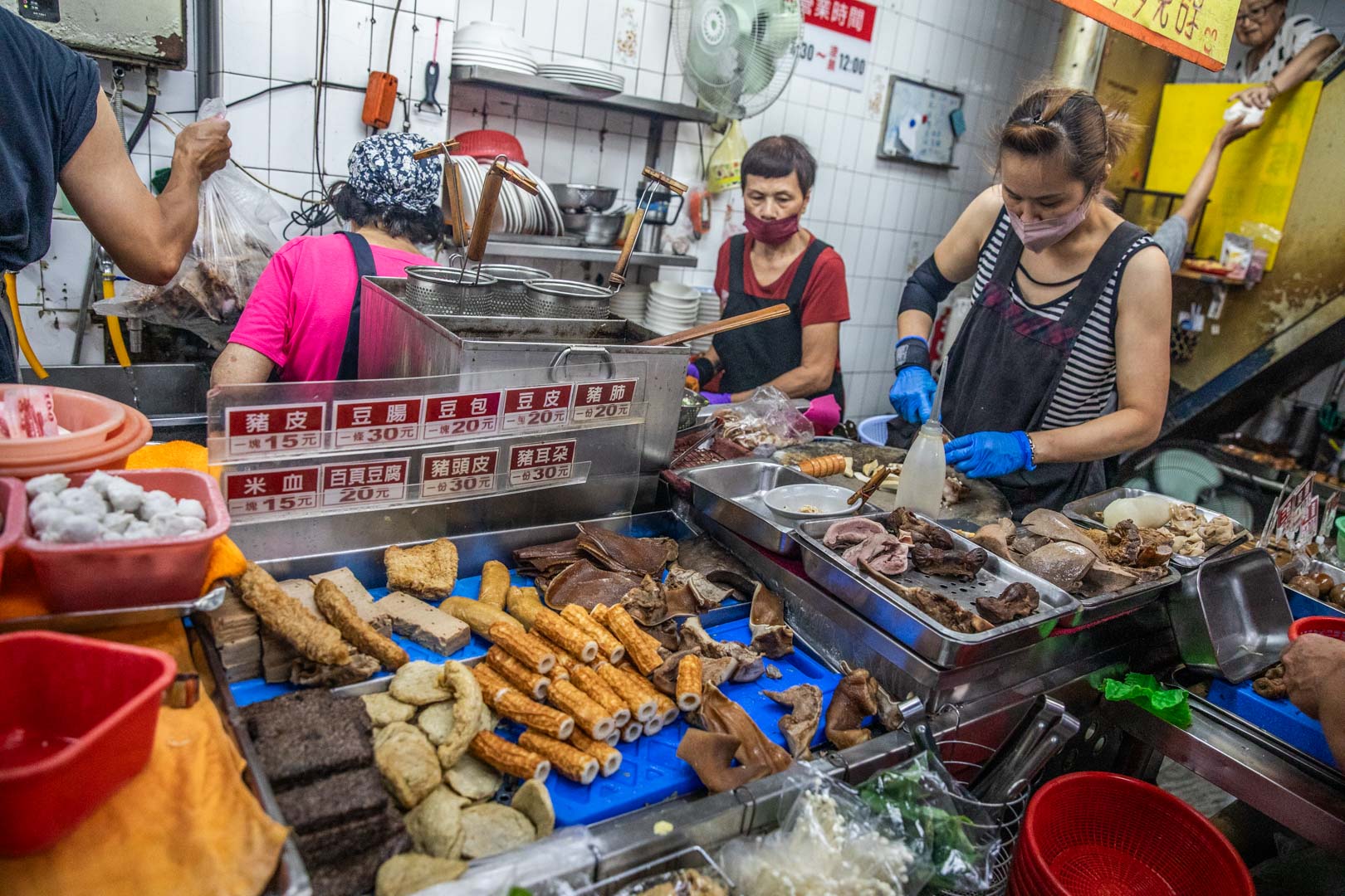 台南宵夜排隊人氣王!小杜意麵70年老字號美食,搭配滷味超滿足。