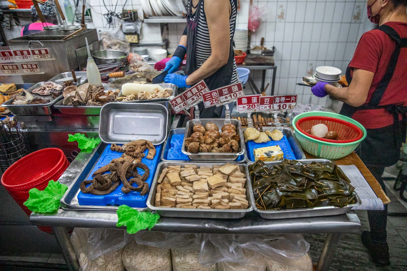 台南宵夜排隊人氣王!小杜意麵70年老字號美食,搭配滷味超滿足。