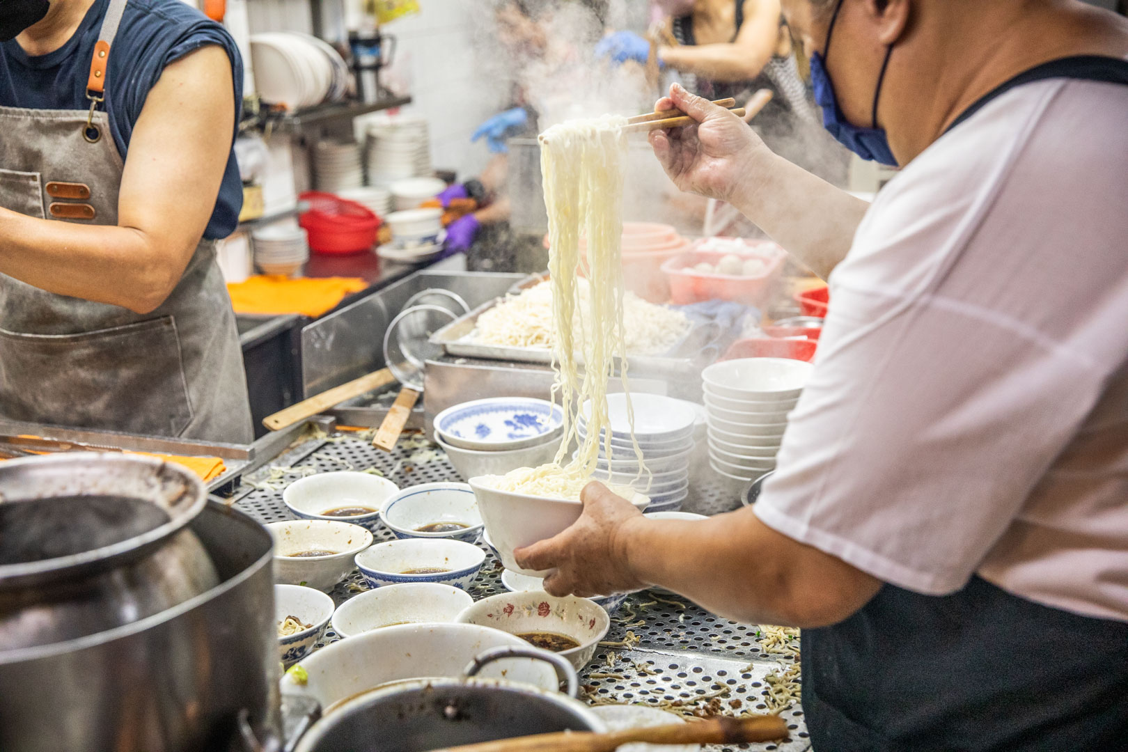 台南宵夜排隊人氣王!小杜意麵70年老字號美食,搭配滷味超滿足。