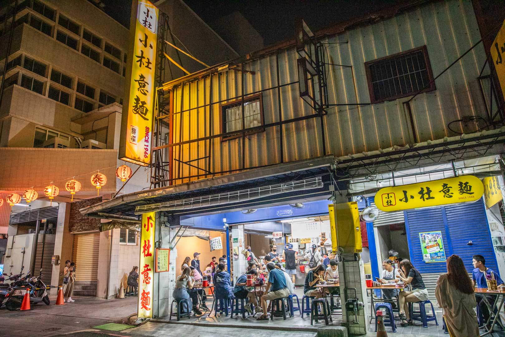 台南宵夜排隊人氣王!小杜意麵70年老字號美食,搭配滷味超滿足。
