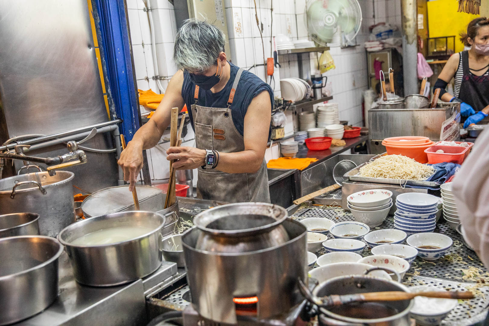 台南宵夜排隊人氣王!小杜意麵70年老字號美食,搭配滷味超滿足。