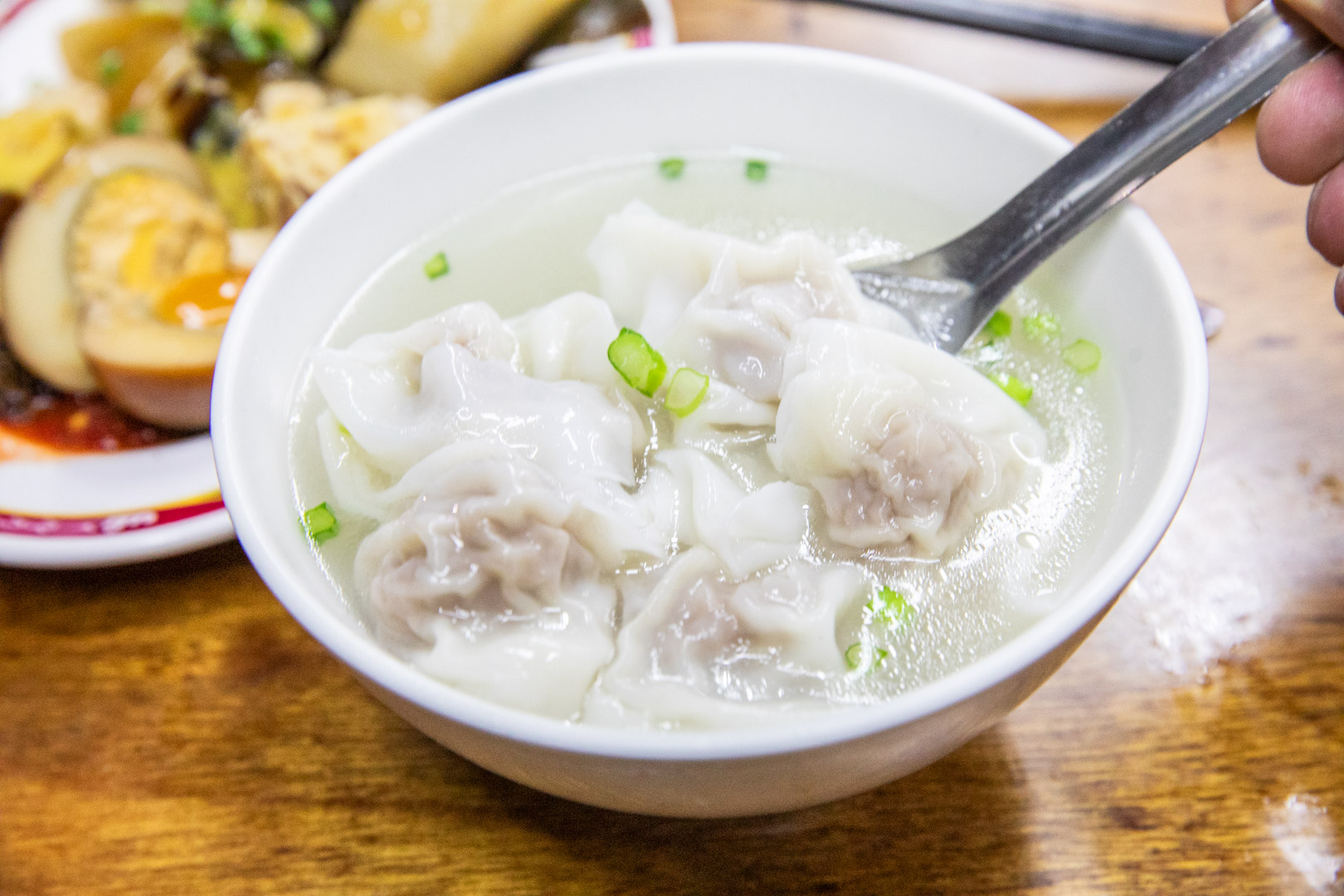 台南宵夜排隊人氣王!小杜意麵70年老字號美食,搭配滷味超滿足。