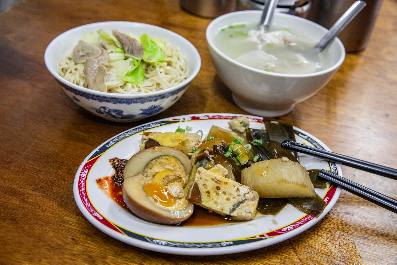 台南宵夜排隊人氣王!小杜意麵70年老字號美食,搭配滷味超滿足。