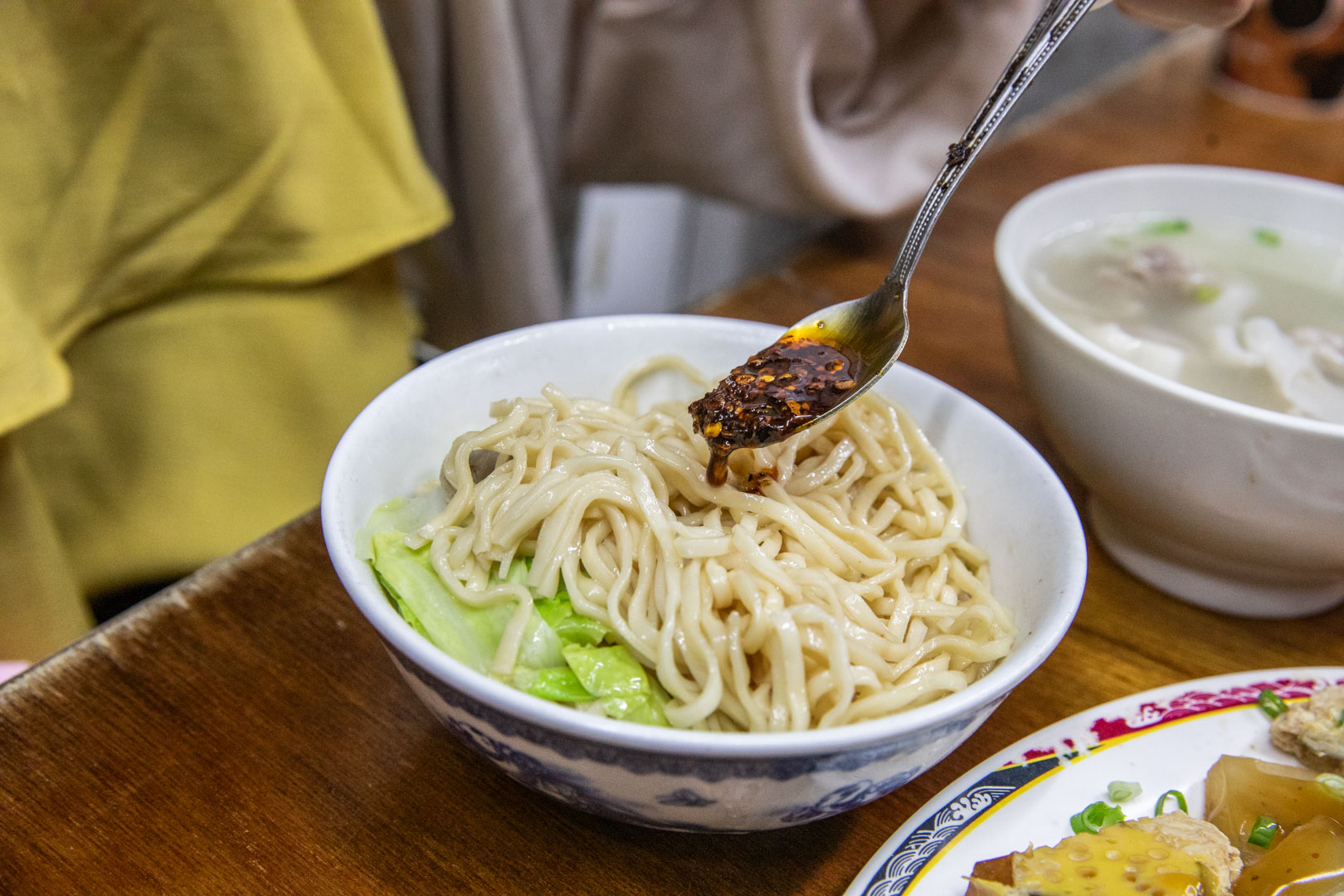 台南宵夜排隊人氣王!小杜意麵70年老字號美食,搭配滷味超滿足。