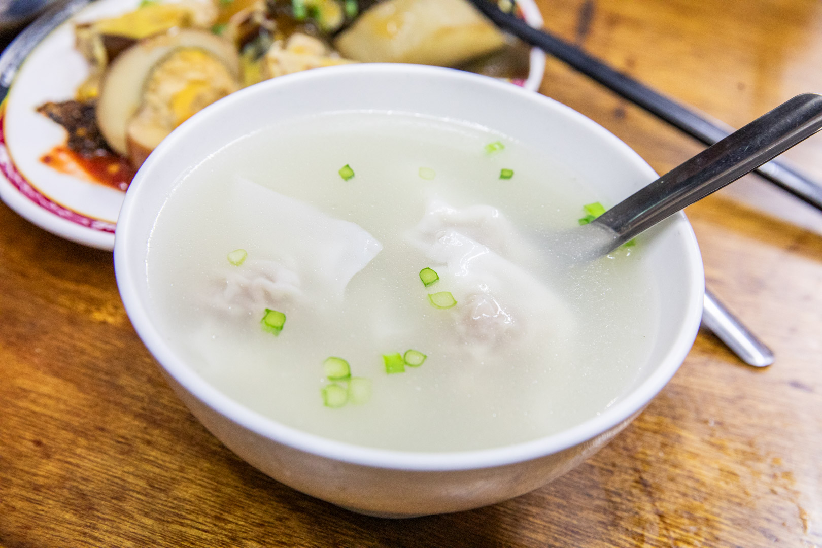台南宵夜排隊人氣王!小杜意麵70年老字號美食,搭配滷味超滿足。