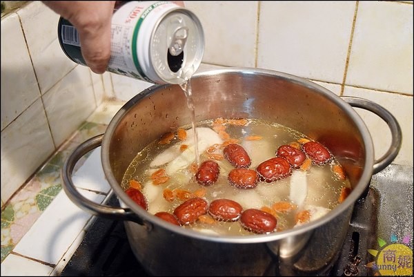 半天水事業有限公司:【椰子汁食譜】三分鐘上菜。夏日消暑美味零失敗懶人料理輕鬆完成。半天水事業100%鮮剖