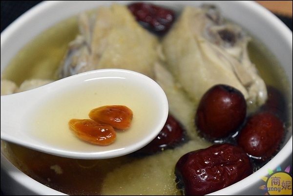 半天水事業有限公司:【椰子汁食譜】三分鐘上菜。夏日消暑美味零失敗懶人料理輕鬆完成。半天水事業100%鮮剖