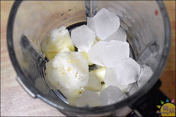 半天水事業有限公司:【椰子汁食譜】三分鐘上菜。夏日消暑美味零失敗懶人料理輕鬆完成。半天水事業100%鮮剖