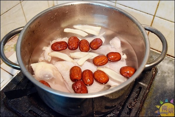 半天水事業有限公司:【椰子汁食譜】三分鐘上菜。夏日消暑美味零失敗懶人料理輕鬆完成。半天水事業100%鮮剖