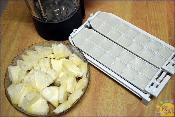 半天水事業有限公司:【椰子汁食譜】三分鐘上菜。夏日消暑美味零失敗懶人料理輕鬆完成。半天水事業100%鮮剖