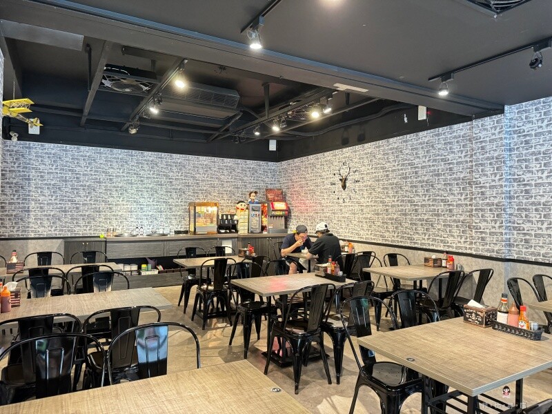 主打100%原肉加麵不加價 排餐120元起可享自助吧吃到飽 還免收服務費！