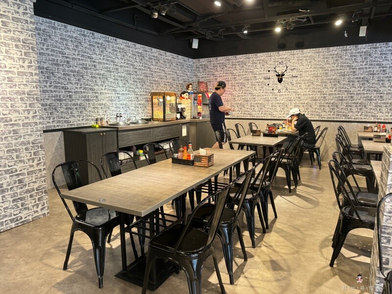 主打100%原肉加麵不加價 排餐120元起可享自助吧吃到飽 還免收服務費！