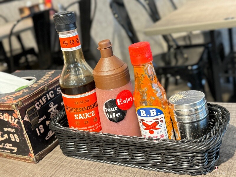 主打100%原肉加麵不加價 排餐120元起可享自助吧吃到飽 還免收服務費！