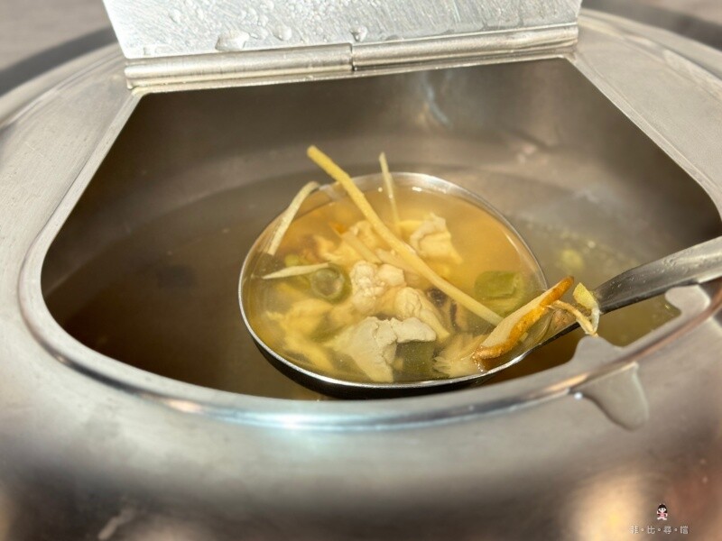 主打100%原肉加麵不加價 排餐120元起可享自助吧吃到飽 還免收服務費！