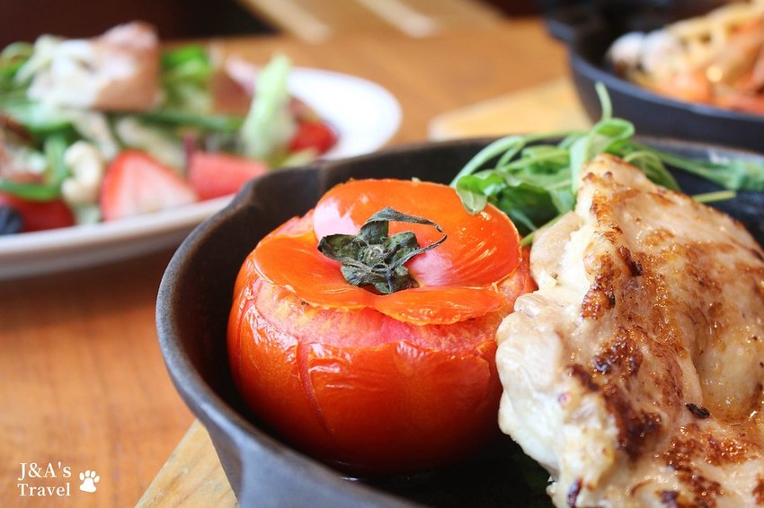 喧囂城市中的靜謐一隅,來自日本的和風洋食,甜點、美食、書香、美景一次擁有!Wired Tokyo信義店 @J&A的旅行