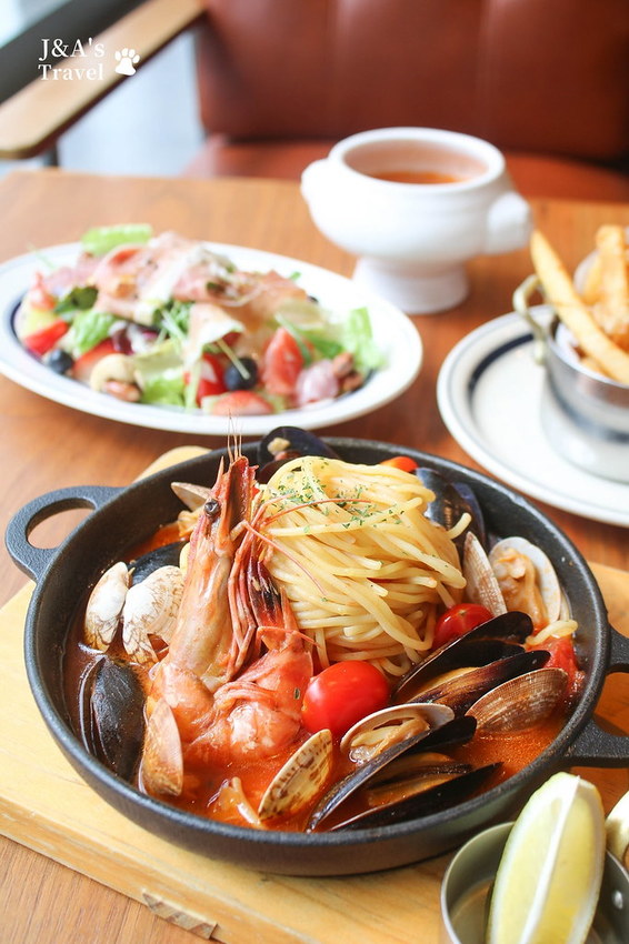 喧囂城市中的靜謐一隅,來自日本的和風洋食,甜點、美食、書香、美景一次擁有!Wired Tokyo信義店 @J&A的旅行