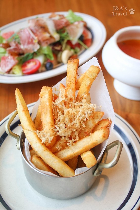 喧囂城市中的靜謐一隅,來自日本的和風洋食,甜點、美食、書香、美景一次擁有!Wired Tokyo信義店 @J&A的旅行