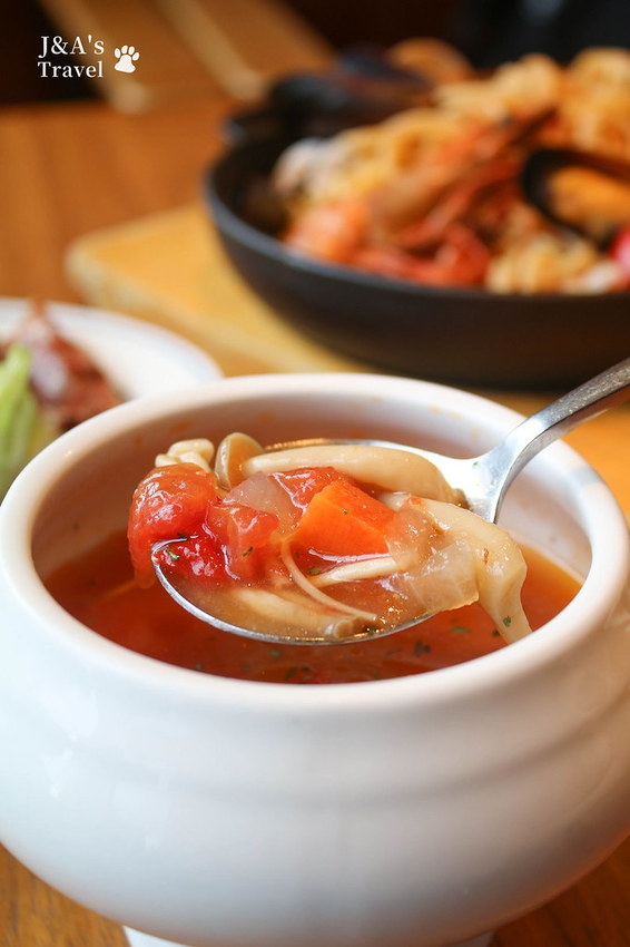 喧囂城市中的靜謐一隅,來自日本的和風洋食,甜點、美食、書香、美景一次擁有!Wired Tokyo信義店 @J&A的旅行