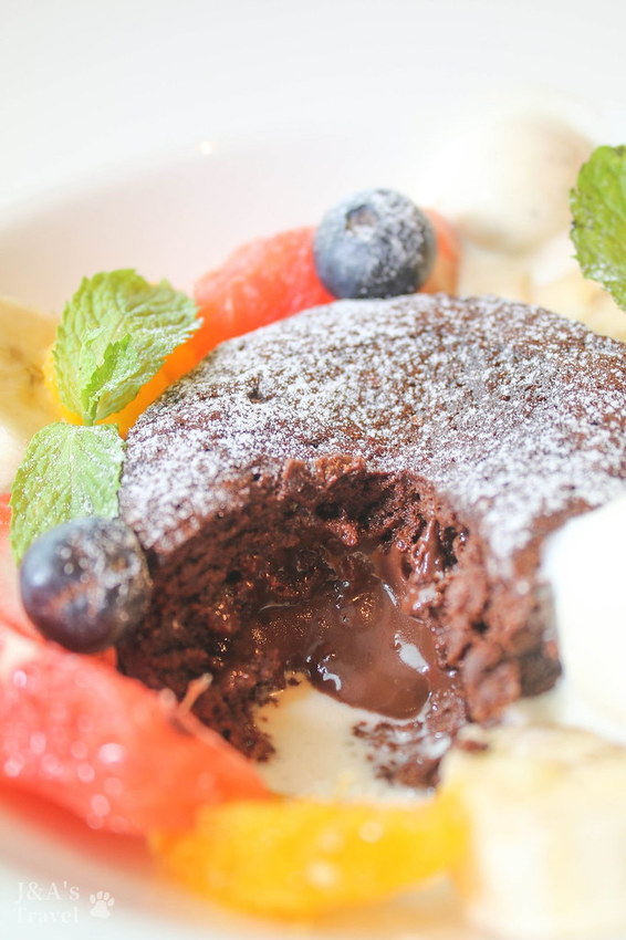 喧囂城市中的靜謐一隅,來自日本的和風洋食,甜點、美食、書香、美景一次擁有!Wired Tokyo信義店 @J&A的旅行