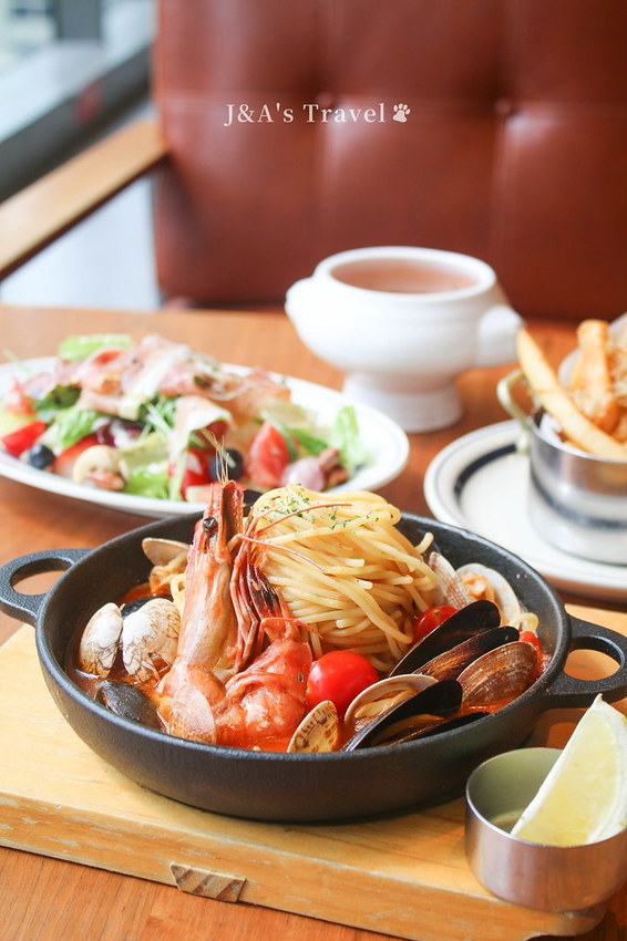 喧囂城市中的靜謐一隅,來自日本的和風洋食,甜點、美食、書香、美景一次擁有!Wired Tokyo信義店 @J&A的旅行