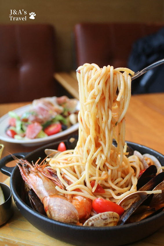 喧囂城市中的靜謐一隅,來自日本的和風洋食,甜點、美食、書香、美景一次擁有!Wired Tokyo信義店 @J&A的旅行