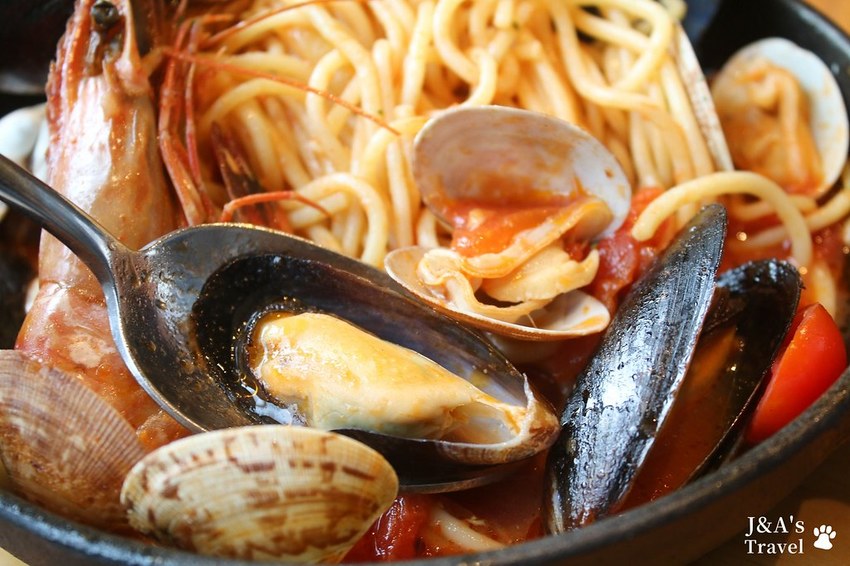 喧囂城市中的靜謐一隅,來自日本的和風洋食,甜點、美食、書香、美景一次擁有!Wired Tokyo信義店 @J&A的旅行