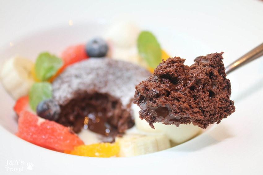 喧囂城市中的靜謐一隅,來自日本的和風洋食,甜點、美食、書香、美景一次擁有!Wired Tokyo信義店 @J&A的旅行