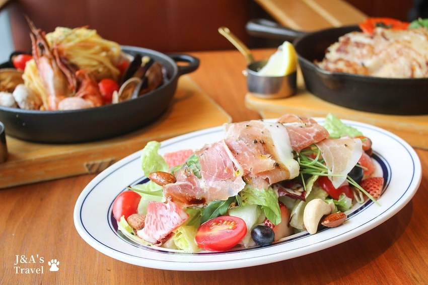 喧囂城市中的靜謐一隅,來自日本的和風洋食,甜點、美食、書香、美景一次擁有!Wired Tokyo信義店 @J&A的旅行