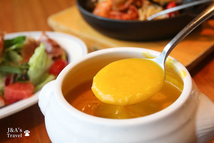 喧囂城市中的靜謐一隅,來自日本的和風洋食,甜點、美食、書香、美景一次擁有!Wired Tokyo信義店 @J&A的旅行