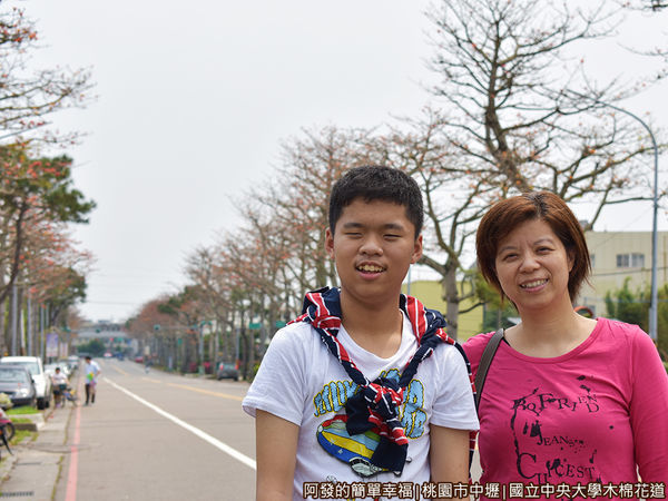 中央大學木棉花道09-木棉花道上留影.JPG