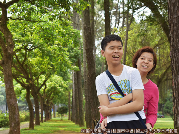 中央大學木棉花道14-林蔭步道下留影.JPG