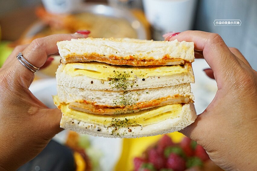 台中版丹丹漢堡就在這!超高人氣早午餐,超澎湃浮誇龍舟麵線、莓好可頌只有在豐原店才吃的到唷!!