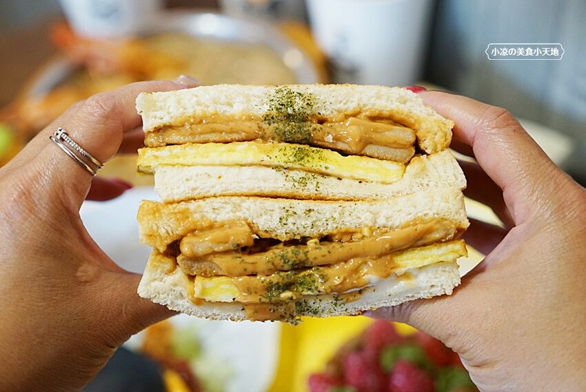 台中版丹丹漢堡就在這!超高人氣早午餐,超澎湃浮誇龍舟麵線、莓好可頌只有在豐原店才吃的到唷!!