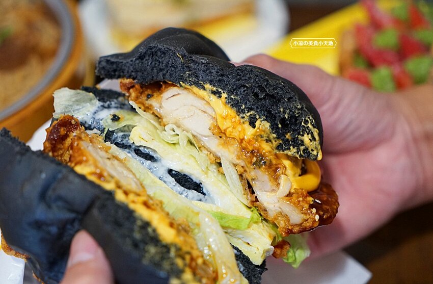 台中版丹丹漢堡就在這!超高人氣早午餐,超澎湃浮誇龍舟麵線、莓好可頌只有在豐原店才吃的到唷!!