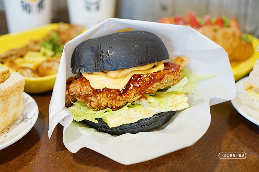 台中版丹丹漢堡就在這!超高人氣早午餐,超澎湃浮誇龍舟麵線、莓好可頌只有在豐原店才吃的到唷!!