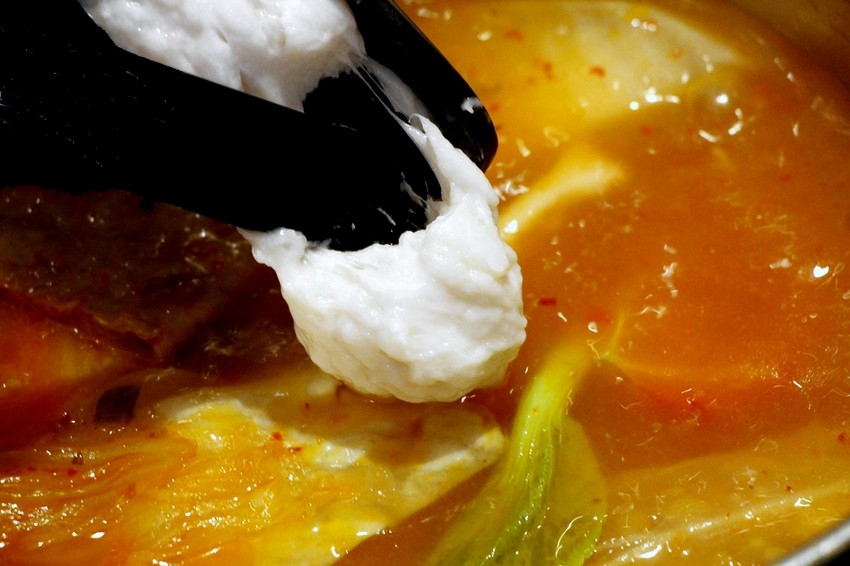 台中西屯,八方悅精緻鍋物,主打將軍綜合海陸鍋~整艘船的海鮮搭肉盤,500元還有找!也有蔬食鍋哦.... - 微笑Joe幸運