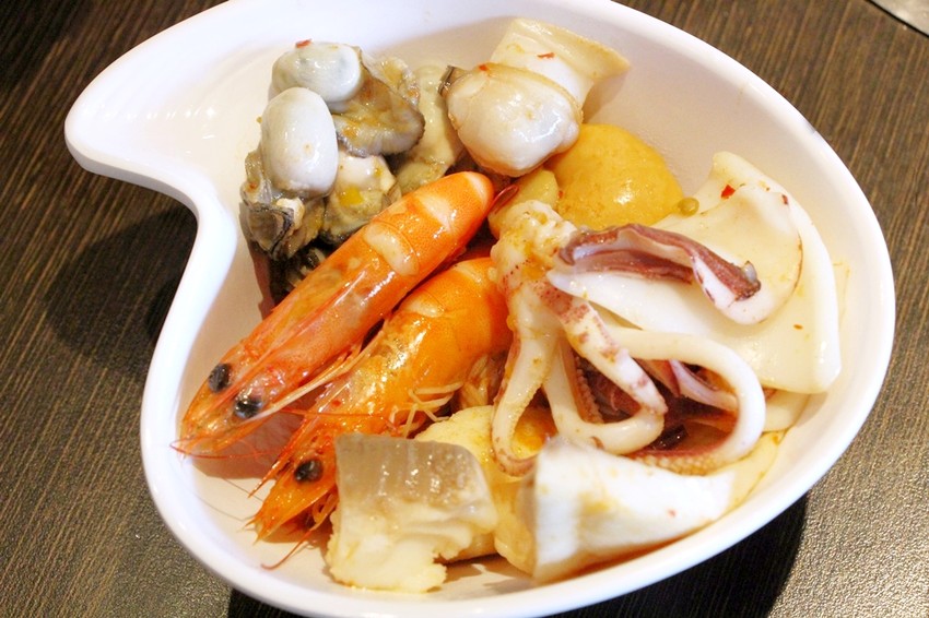 台中西屯,八方悅精緻鍋物,主打將軍綜合海陸鍋~整艘船的海鮮搭肉盤,500元還有找!也有蔬食鍋哦.... - 微笑Joe幸運