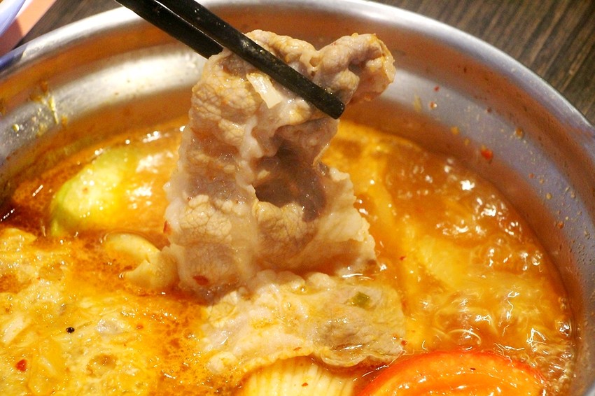 台中西屯,八方悅精緻鍋物,主打將軍綜合海陸鍋~整艘船的海鮮搭肉盤,500元還有找!也有蔬食鍋哦.... - 微笑Joe幸運