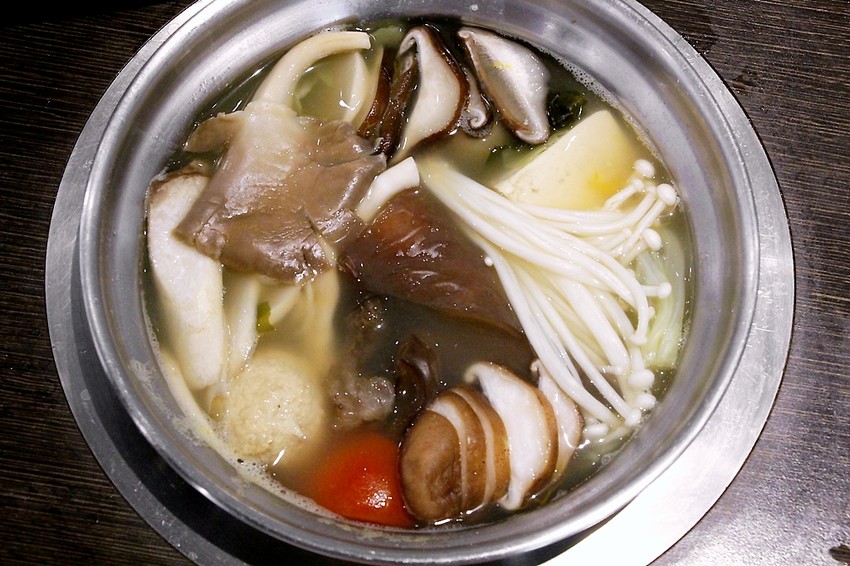 台中西屯,八方悅精緻鍋物,主打將軍綜合海陸鍋~整艘船的海鮮搭肉盤,500元還有找!也有蔬食鍋哦.... - 微笑Joe幸運