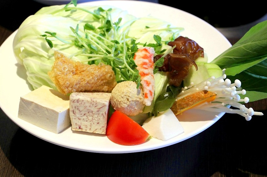 台中西屯,八方悅精緻鍋物,主打將軍綜合海陸鍋~整艘船的海鮮搭肉盤,500元還有找!也有蔬食鍋哦.... - 微笑Joe幸運