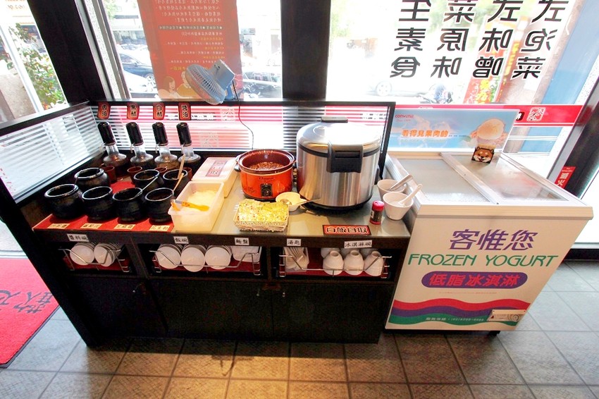 台中西屯,八方悅精緻鍋物,主打將軍綜合海陸鍋~整艘船的海鮮搭肉盤,500元還有找!也有蔬食鍋哦.... - 微笑Joe幸運