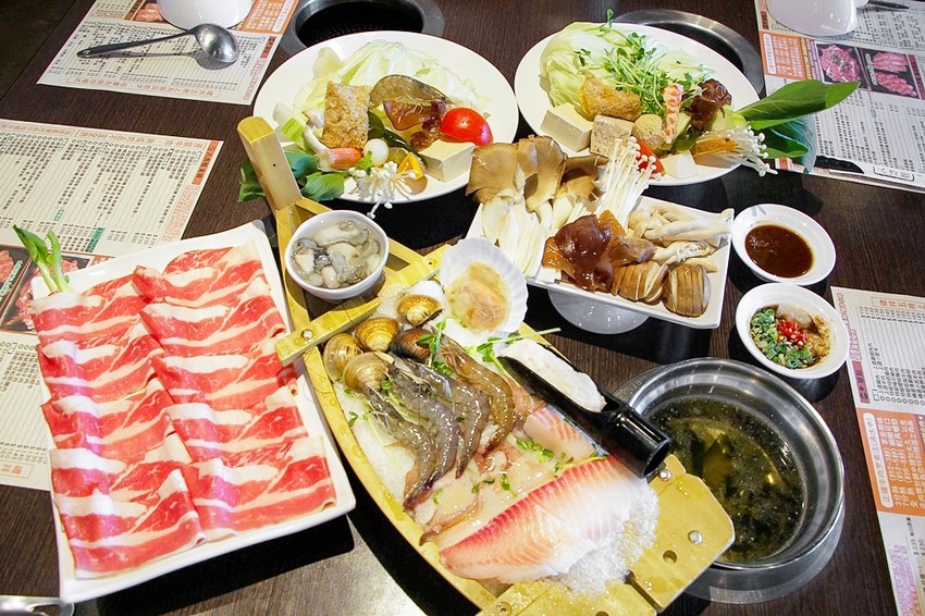 台中西屯,八方悅精緻鍋物,主打將軍綜合海陸鍋~整艘船的海鮮搭肉盤,500元還有找!也有蔬食鍋哦.... - 微笑Joe幸運