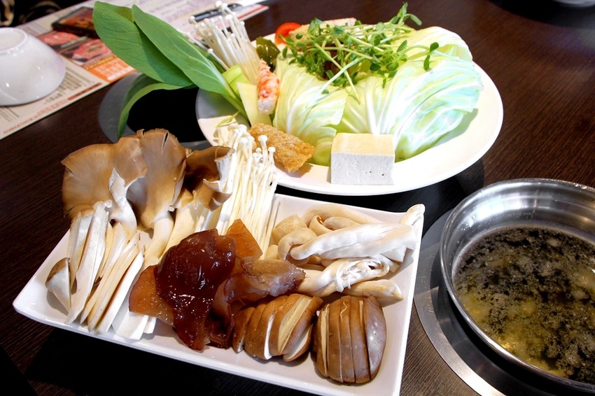 台中西屯,八方悅精緻鍋物,主打將軍綜合海陸鍋~整艘船的海鮮搭肉盤,500元還有找!也有蔬食鍋哦.... - 微笑Joe幸運