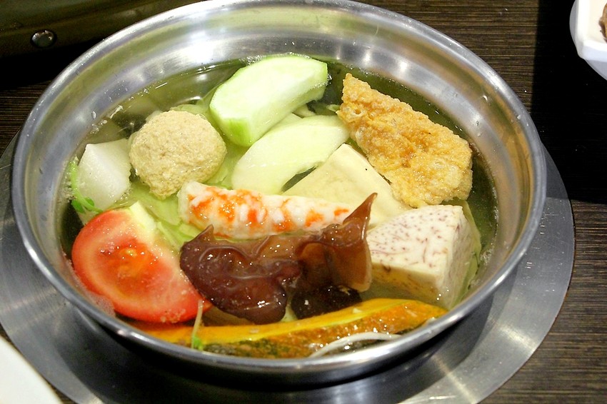 台中西屯,八方悅精緻鍋物,主打將軍綜合海陸鍋~整艘船的海鮮搭肉盤,500元還有找!也有蔬食鍋哦.... - 微笑Joe幸運