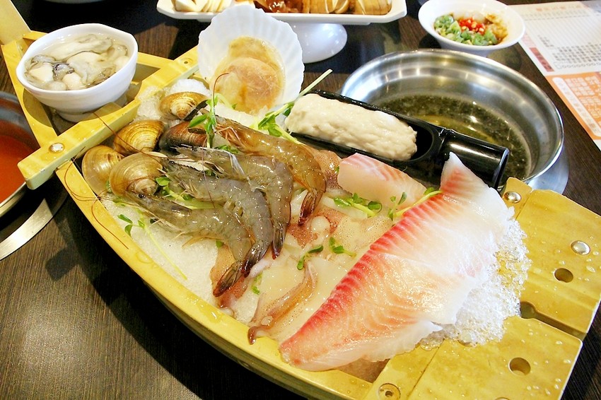 台中西屯,八方悅精緻鍋物,主打將軍綜合海陸鍋~整艘船的海鮮搭肉盤,500元還有找!也有蔬食鍋哦.... - 微笑Joe幸運